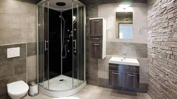 Ducha, secador de pelo, toallas, jabón