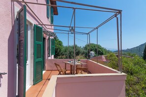 Family Apartment, Multiple Bedrooms (Ca Di Mamma Hillside) | Outdoor dining