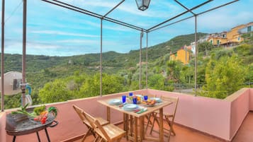 Family Apartment, Multiple Bedrooms (Ca Di Mamma Hillside) | Outdoor dining