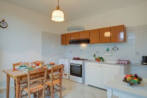 Family Apartment, Multiple Bedrooms (Ca Di Mamma) | Private kitchen