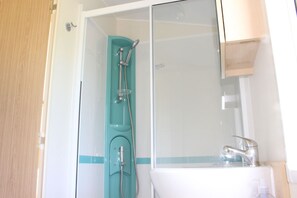 Hair dryer, towels, soap, shampoo - Mountain View - luxury cabin with spectacular alpine and loch views (Taynuilt)