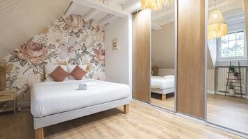 6 slaapkamers, een bureau, een strijkplank/strijkijzer, reisbedje