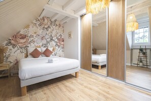 6 camere, una scrivania, ferro/asse da stiro, culla da viaggio