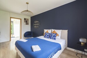 6 bedrooms, desk, iron/ironing board, travel cot