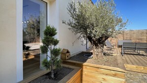 A modern outdoor area with a wooden deck, a small tree, and a birdhouse. - Property with indoor pool 15min DISNEYLAND (Crécy-la-Chapelle)