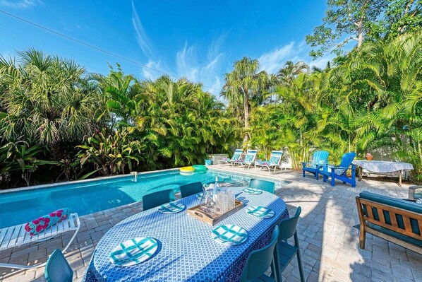 恒温泳池,日光浴躺椅