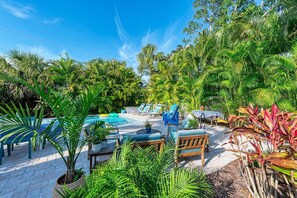 A heated pool, pool loungers - Blue Egret: Pool, Enclosed Lanai, Close to the Beach by Anna Maria Life Vacation Rentals (Holmes Beach)