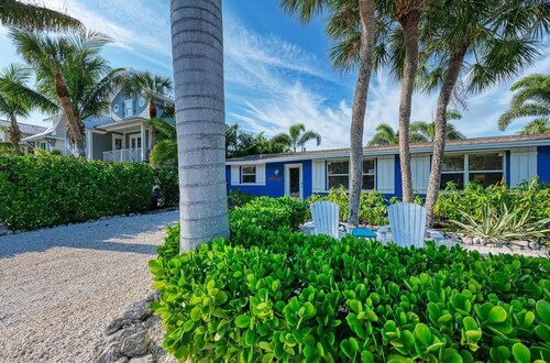 Blue Pelican: Sparkling Pool, Patio Dining, Close to the Beach by Anna Maria Life Vacation Rentals