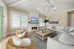 Smart TV, caminetto, tavolo da ping pong