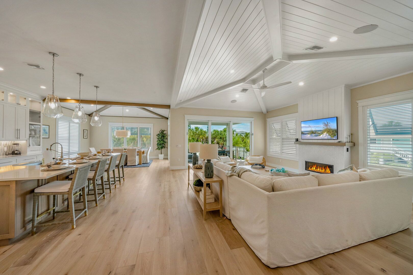 Televisor intel·ligent, llar de foc i taula de tennis de taula 