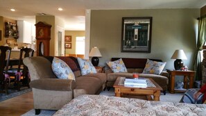 Smart-TV, Kamin, DVD-Player, Bücher