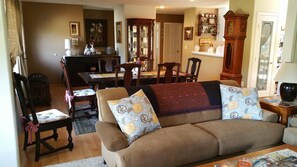 Smart-TV, Kamin, DVD-Player, Bücher