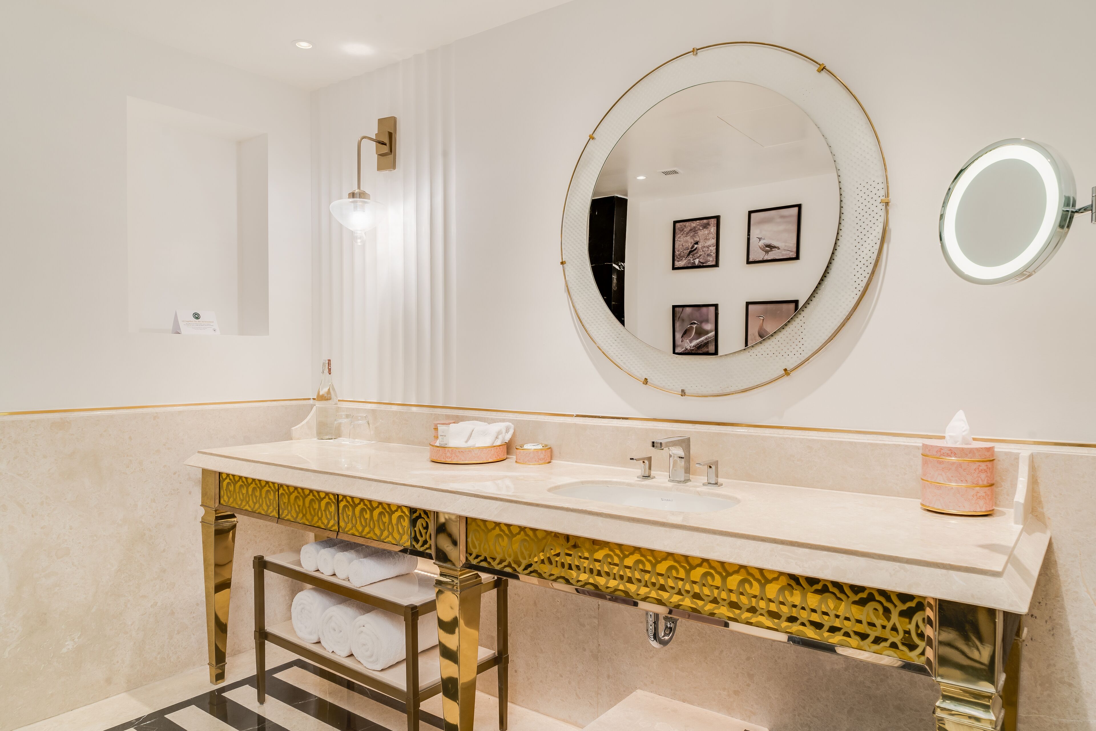 Un bagno moderno con un mobile doppio lavabo, uno specchio grande e un porta asciugamani.