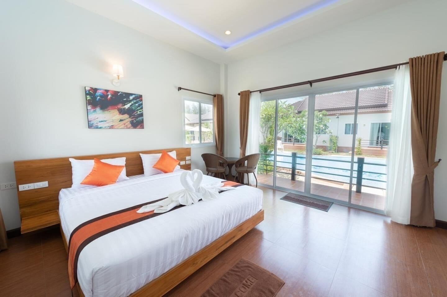 Een hotelkamer met een groot bed, een bureau en uitzicht.