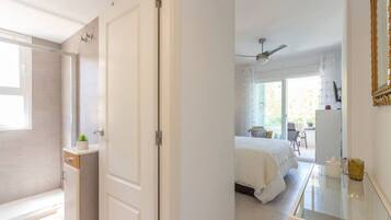 2 slaapkamers, een strijkplank/strijkijzer, wifi, beddengoed