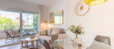 Una televisión, una chimenea