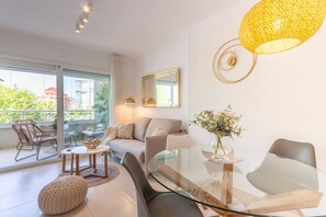 Een televisie en een open haard