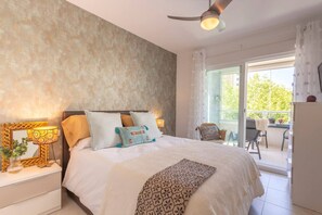 2 slaapkamers, een strijkplank/strijkijzer, reisbedje, wifi