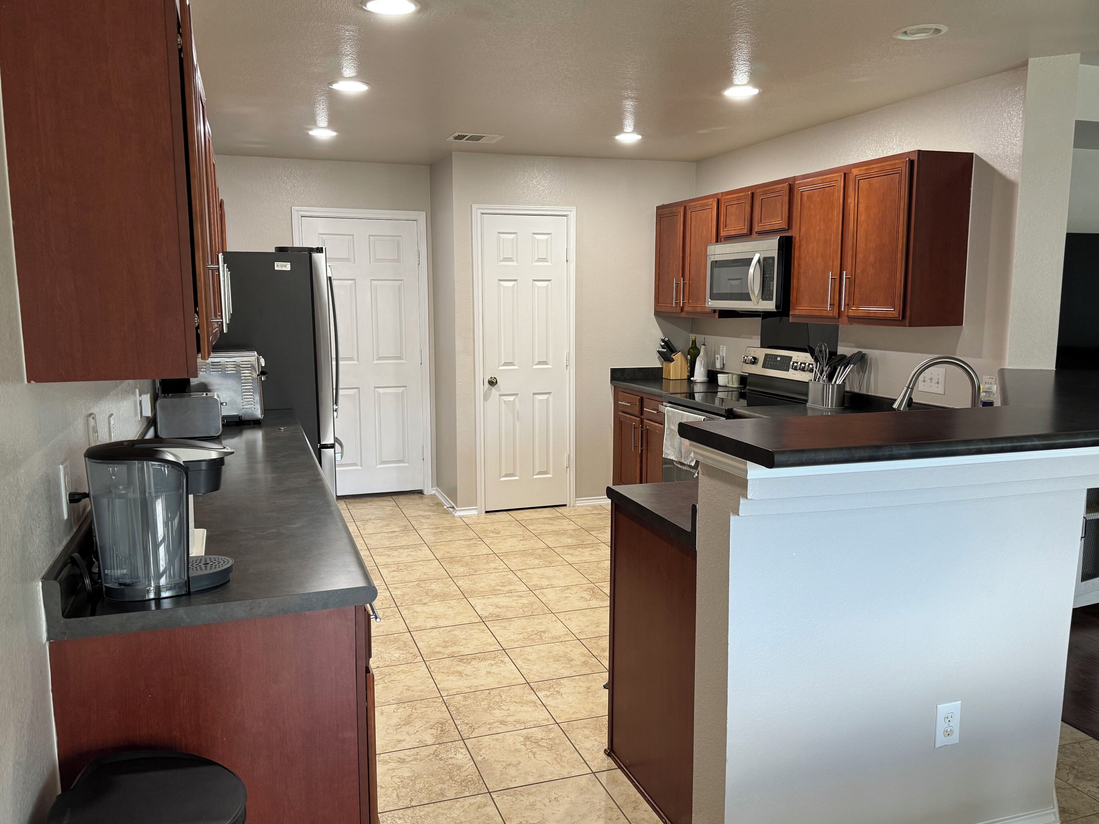 雪櫃、微波爐、焗爐、爐具