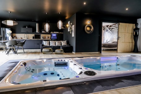 Game room. Villa, private pool, spa, sauna, billiards, bowling green...
