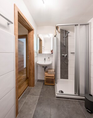 Dusche, Haartrockner, Handtücher, Seife