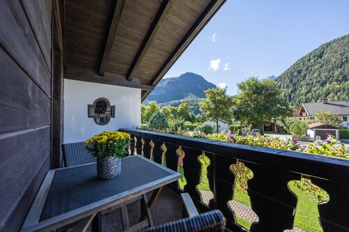 Neu Renovierte Wohnung mit Balkon und Bergblick