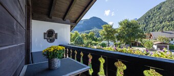 Neu Renovierte Wohnung mit Balkon und Bergblick