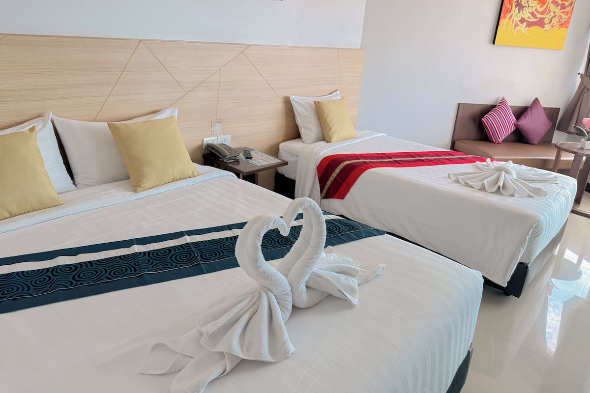Deluxe-Dreibettzimmer, Badewanne | Zimmersafe, Schreibtisch, laptopgeeigneter Arbeitsplatz