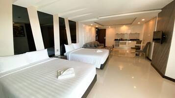 Kamar Quadruple Keluarga, bathtub, menara | Brankas, didekorasi berbeda-beda, dan meja kerja