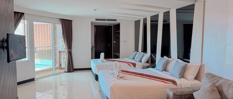 Habitación cuádruple familiar, bañera, en una planta alta | Caja fuerte, decoración individual, escritorio