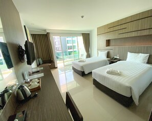 Superior Twin Room | In-room safe, individually decorated, desk, laptop workspace - Vareena Palace Hotel (Pattaya)