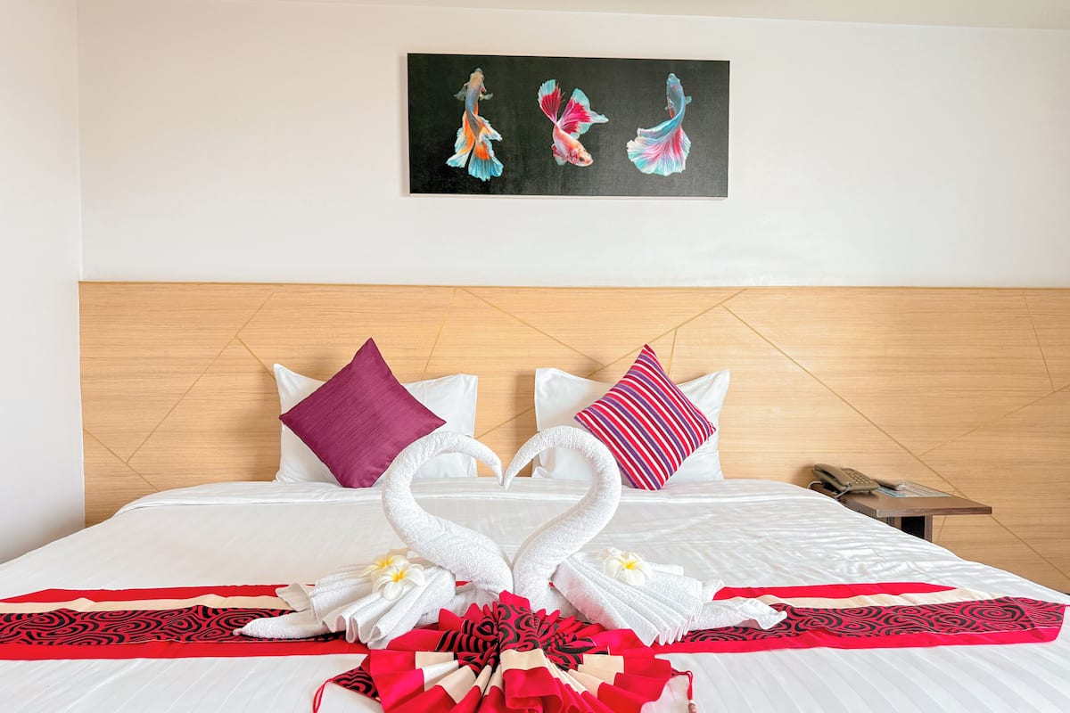 Deluxe-Doppelzimmer, Badewanne | Zimmersafe, Schreibtisch, laptopgeeigneter Arbeitsplatz