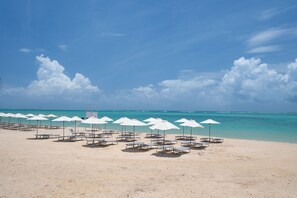 On the beach, white sand, sun-loungers, beach umbrellas - Ryukyu Hotel & Resort Nashiro Beach (Itoman)