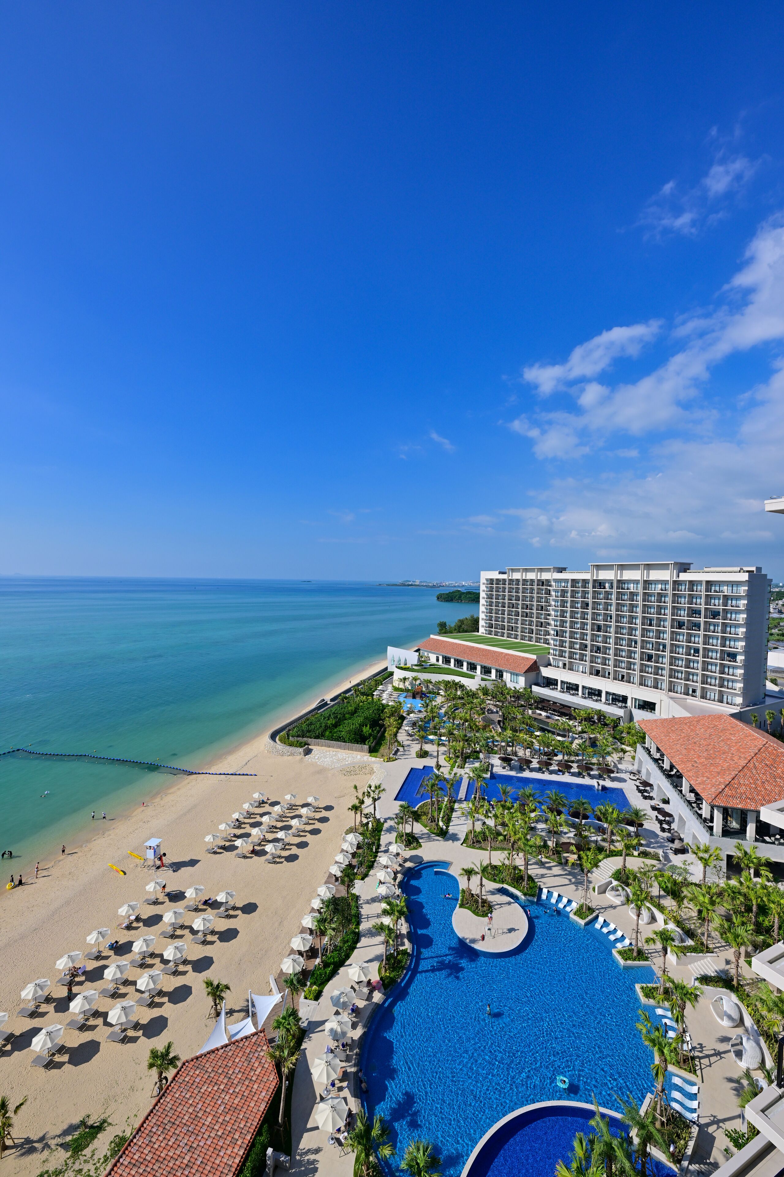 Ein Resort mit großem Pool, Strand und Meerblick.