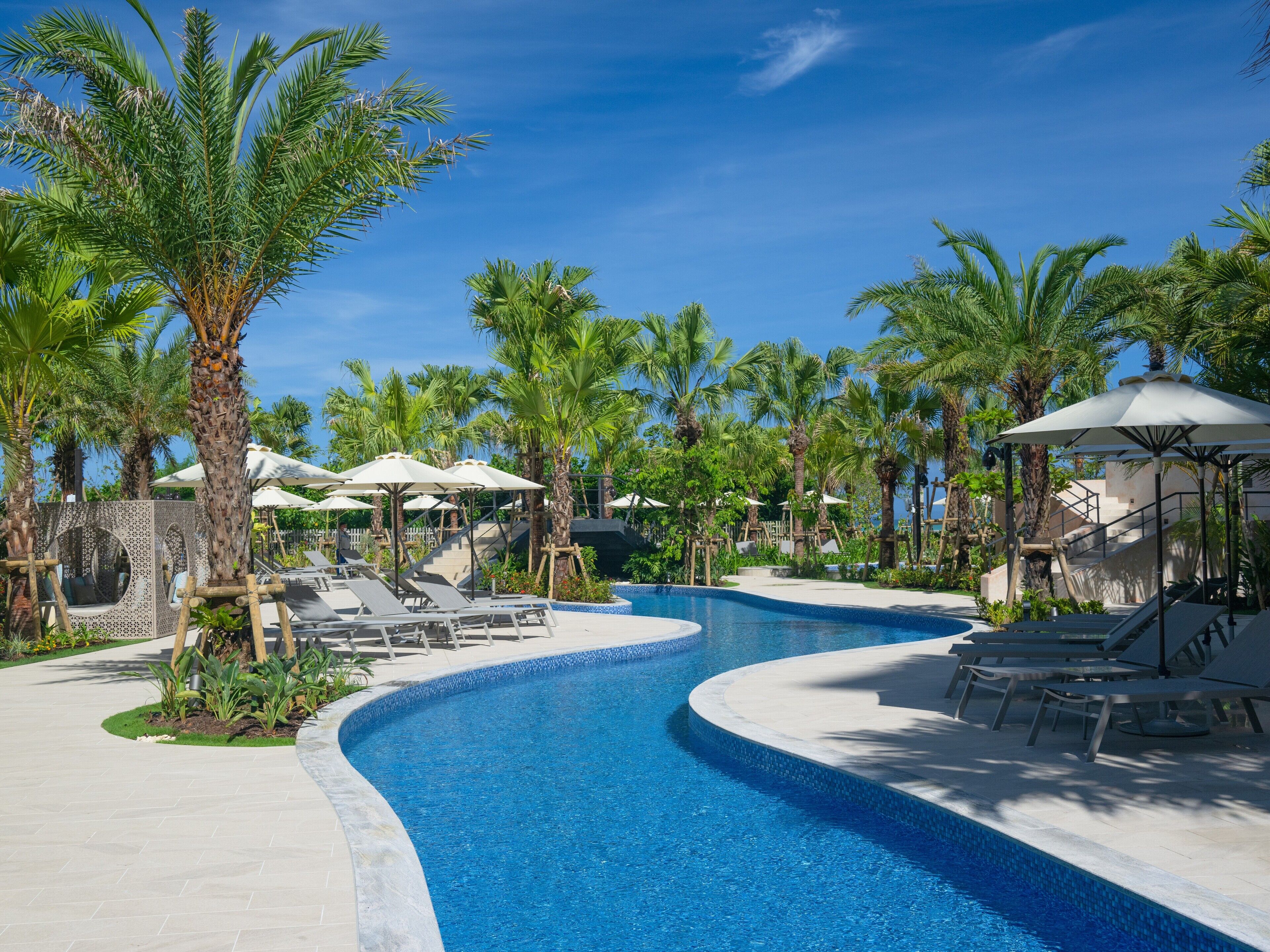 屋内プール、季節限定屋外プール、営業時間 9:00 ～ 18:00、カバナ (有料)、プール パラソル