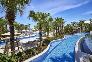 室内游泳池，季节性开放的室外游泳池，09:00 至 18:00 开放, 收费帐篷屋, 池畔遮阳伞