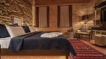 أغطية فراش متميزة وميني بار وخزنة داخل الغرفة ومكتب