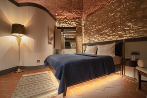 Habitación Deluxe | Ropa de cama de alta calidad, minibar, caja fuerte y escritorio