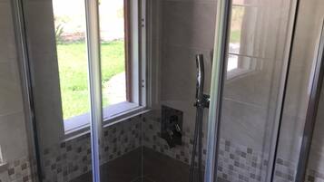 Shower, hair dryer, bidet, towels