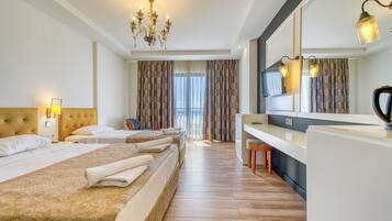 Comfort trippelrum | Allergitestade sÀngklÀder, minibar och vÀrdeförvaringsskÄp pÄ rummet