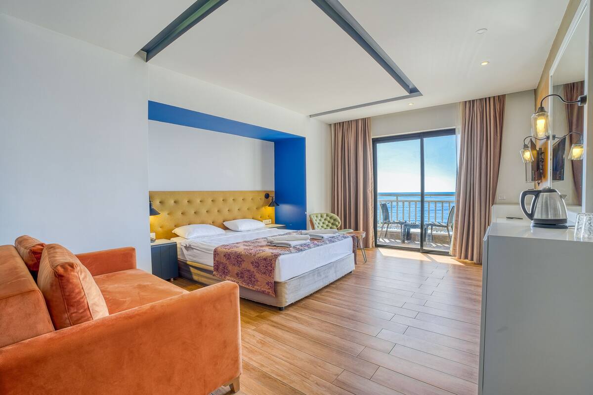 Family Room with Sea View | Allergitestet sengetøy, minibar, safe på rommet og skrivebord