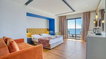 Family Room with Sea View | Biancheria da letto ipoallergenica, minibar, cassaforte in camera