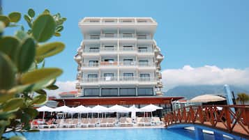 Alberca al aire libre por temporada y sombrillas en la alberca