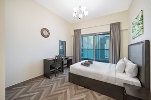 4 عدّة غرف نوم ومكواة/لوح كي وواي فاي وملاءات أسرّة