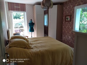 6 bedrooms, desk, iron/ironing board, travel crib