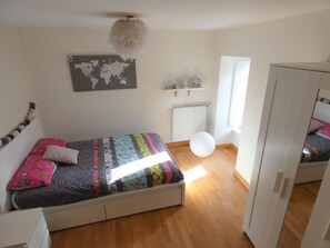 6 bedrooms, desk, iron/ironing board, travel crib