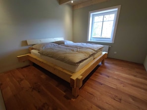 2 habitaciones, tabla de planchar con plancha y cuna de viaje