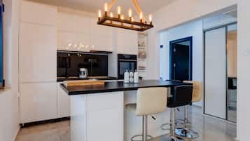 Fridge, oven, stovetop, electric kettle