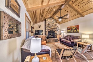 Televisión, chimenea y libros 