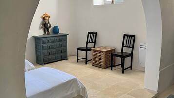 5 habitaciones, escritorio y tabla de planchar con plancha